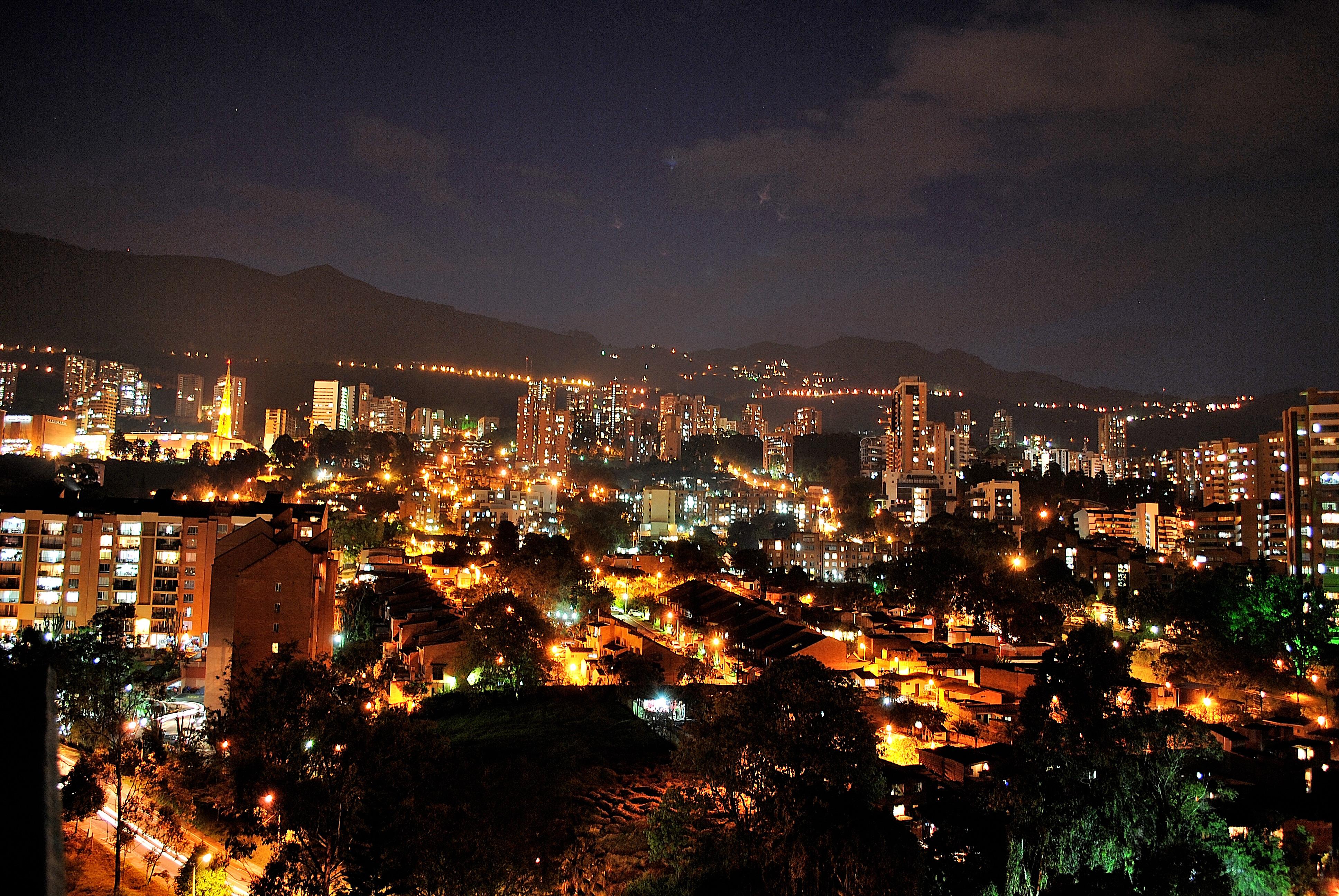 Apartamentos Poblado Alejandria By Housy Host Medellín Buitenkant foto
